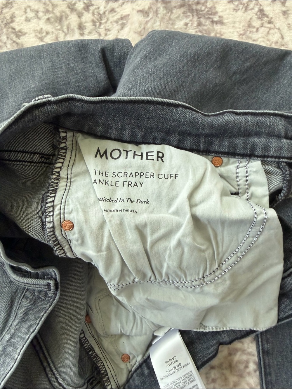 MOTHER The Scrapper Cuff Ankle Fray Gray Wash Women’s 29 Unstitched In The Dark - Picture 5 of 9